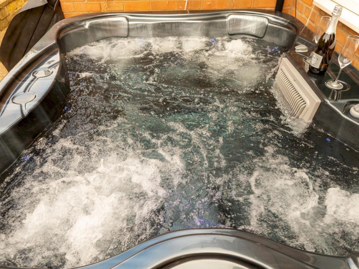 Pass The Keys Amazing 4 Bedroom Property- Hot Tub & Sea Views 스카버러 외부 사진
